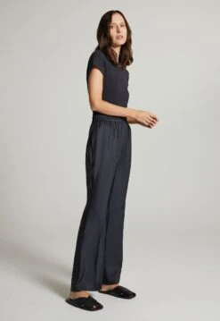 Jac + Jack | Delany Pant - Dark Slice 7 Jac + Jack | Delany Pant - Dark Slice -Clothing Best Sale DelanyPantDarkSlick LindenTeeSlick 22299 2048x 420c88c9 499a 41ac b969 a68c76958dde