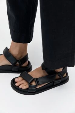 ST. AGNI | Padded Sportsu Sandal - Black -Clothing Best Sale p df2fc026 39a2 4f3a adc0 388012f2380f